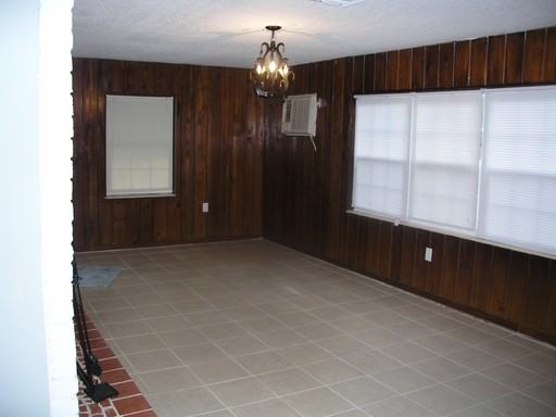 1811 Glendon Dr - Photo 2 of 5