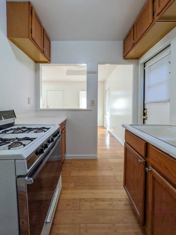 1513-1515 Broadway Ave - Photo 3 of 34