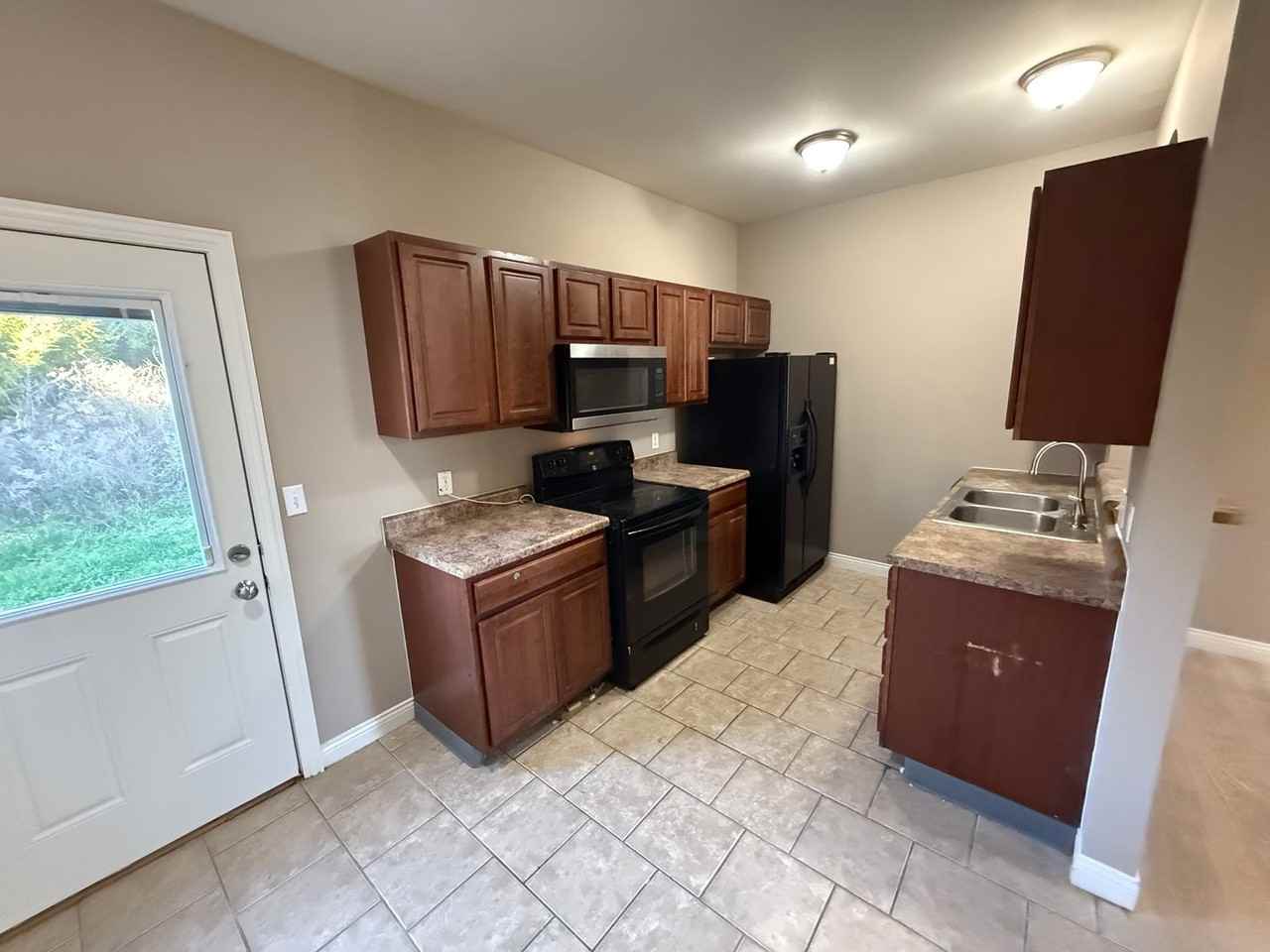 7461 Arratt Ct - Photo 4 of 35