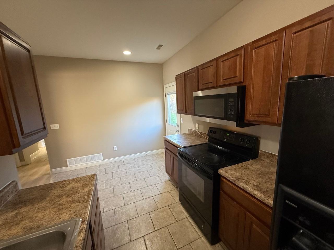 7461 Arratt Ct - Photo 6 of 35