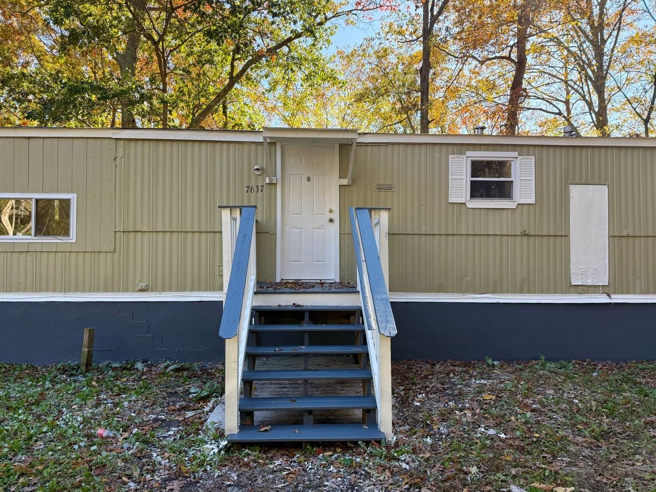 7637 Joseph St - Photo 2 of 21