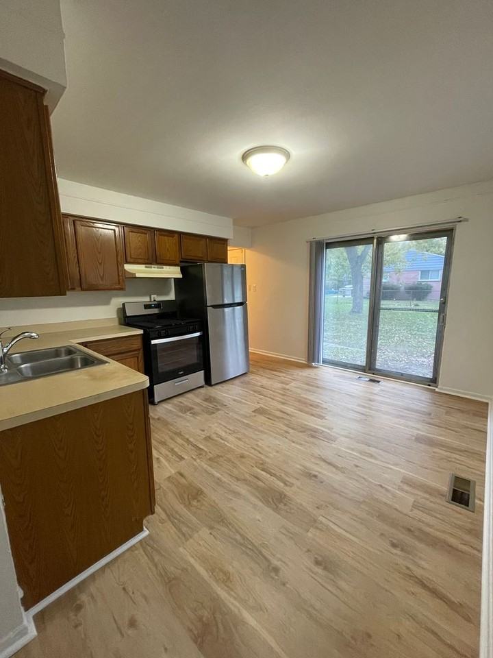 771 Eugene St - Photo 5 of 20