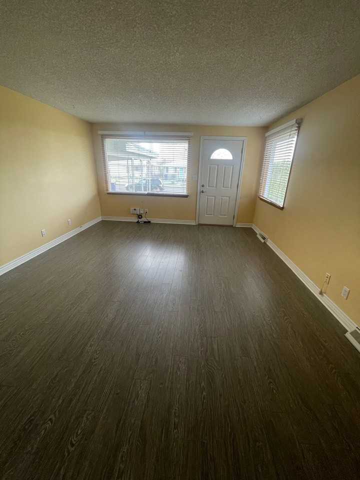 4324 W Everett Ave - Photo 2 of 11