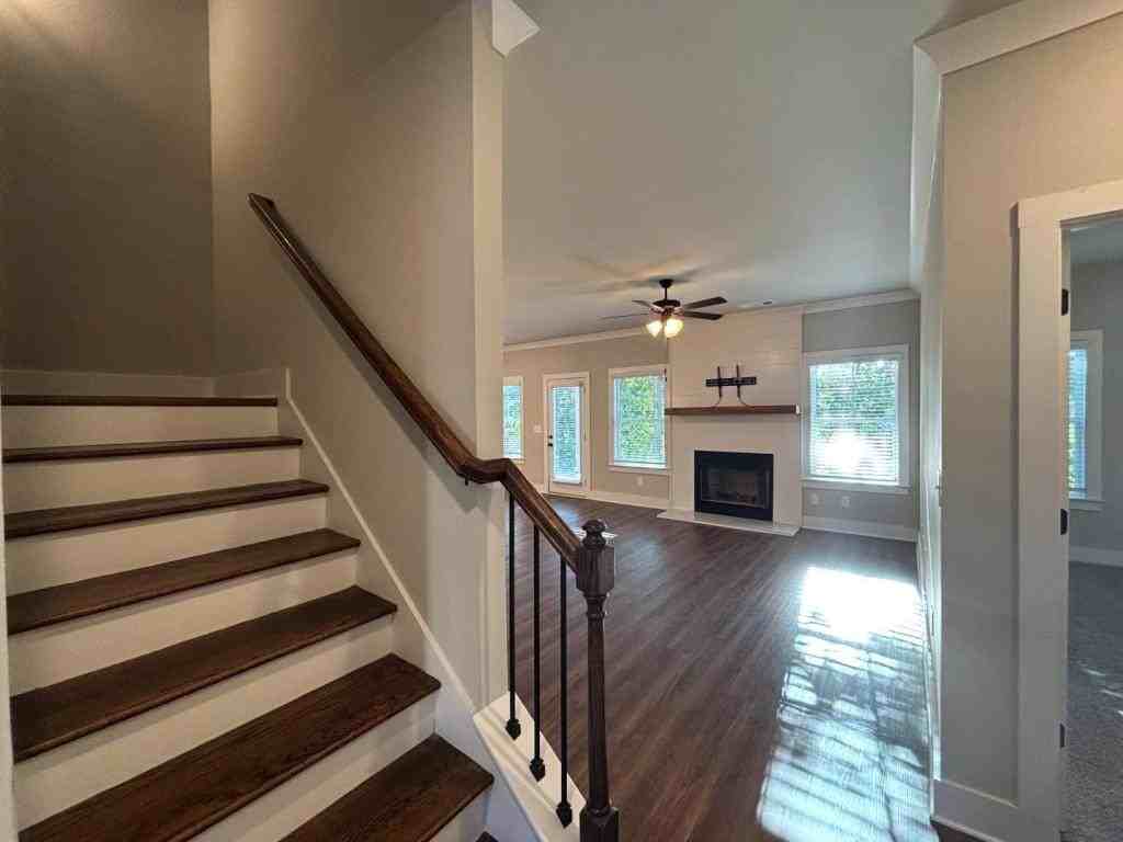 173 Russell Way - Photo 3 of 18