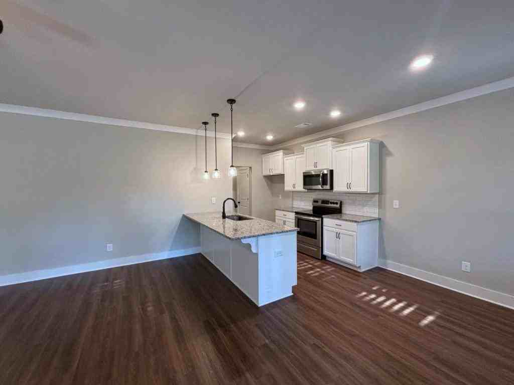 173 Russell Way - Photo 5 of 18