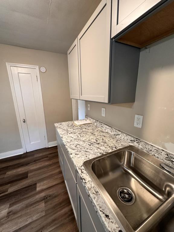 3812 Bank St - Photo 5 of 11