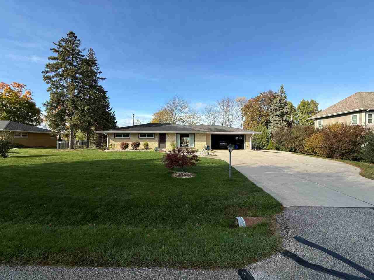 205 Fairway Drive - Photo 3 of 20