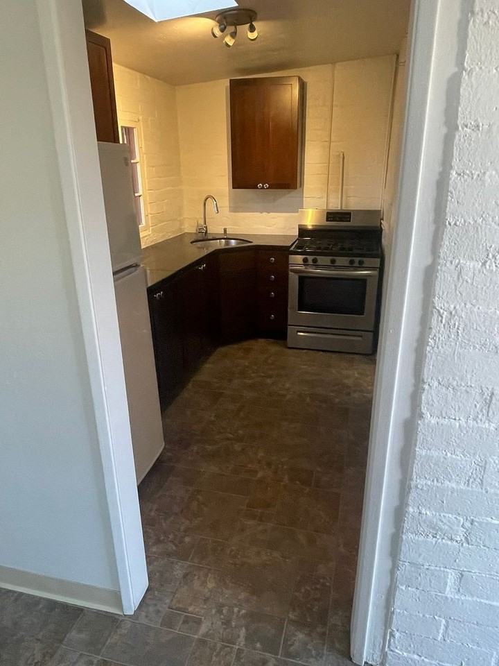 837 4th St - Photo 4 of 11