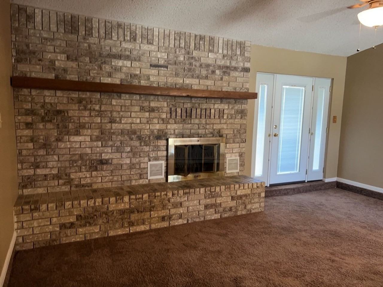 2733 Phyllis Drive - Photo 2 of 20