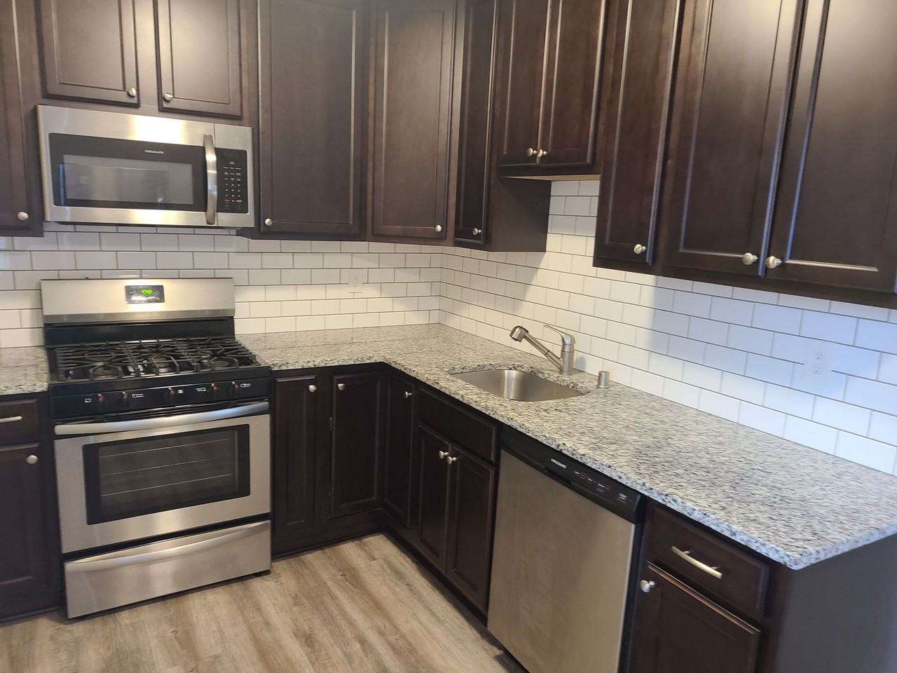 1621 Taylor St NE - Photo 4 of 4