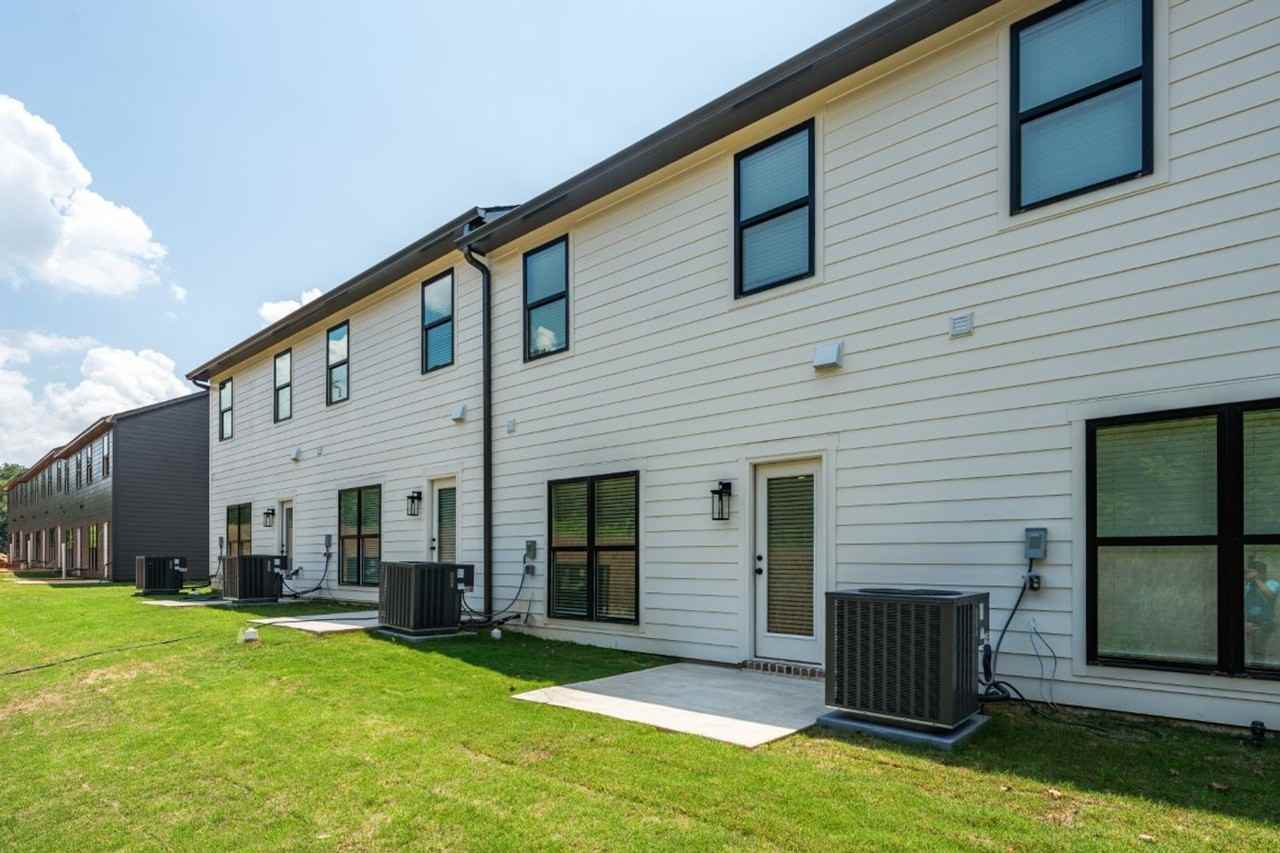 22132 Village Pkwy - Photo 3 of 23