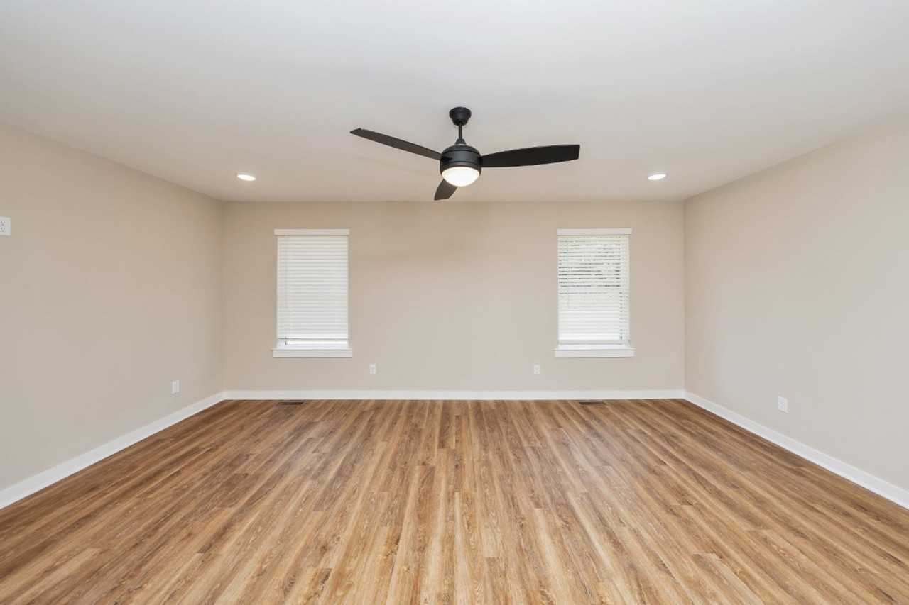 22132 Village Pkwy - Photo 7 of 23