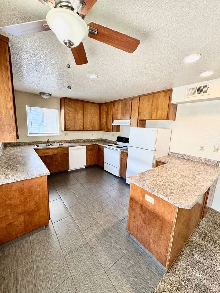 **Reserve for Summer 2026** 4 bedrooms ONE block from Downtown Chico - Photo 5 of 14