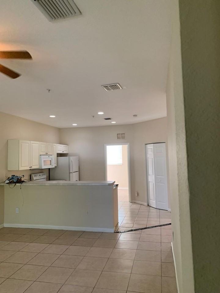 1966 Freeport Ln - Photo 2 of 8