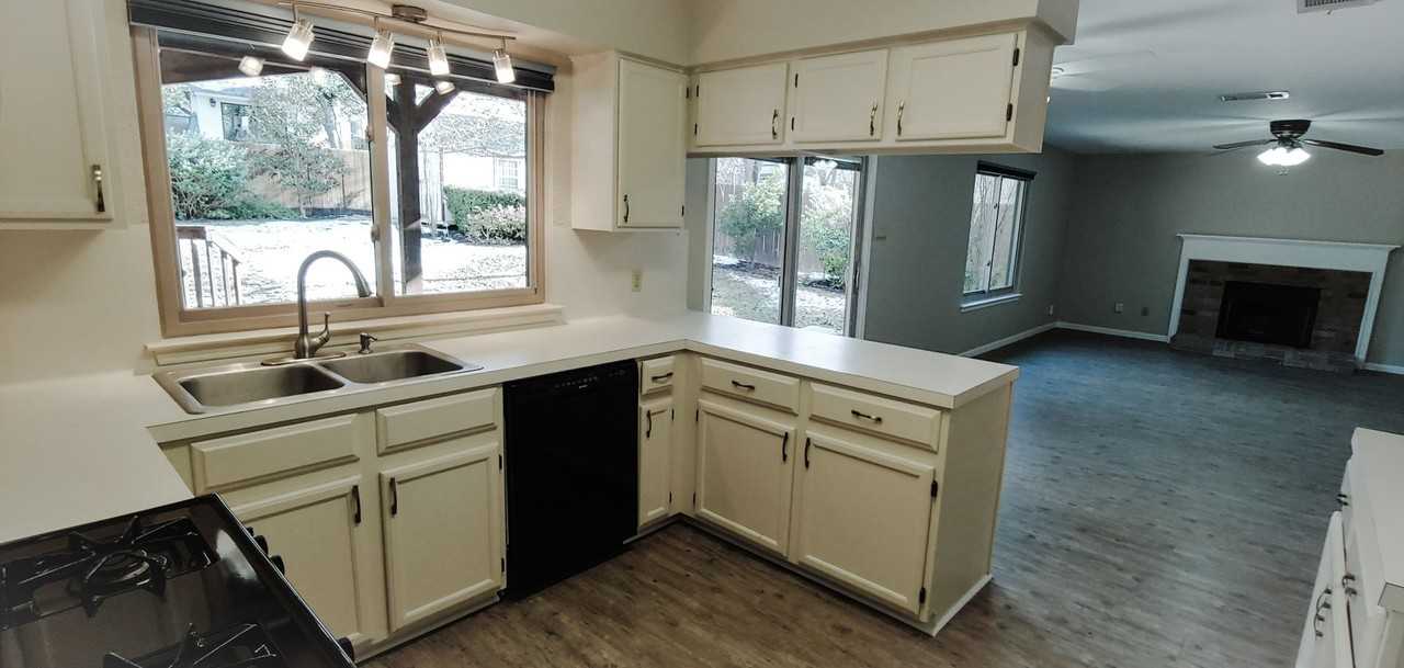 11707 Barchetta Dr - Photo 4 of 40