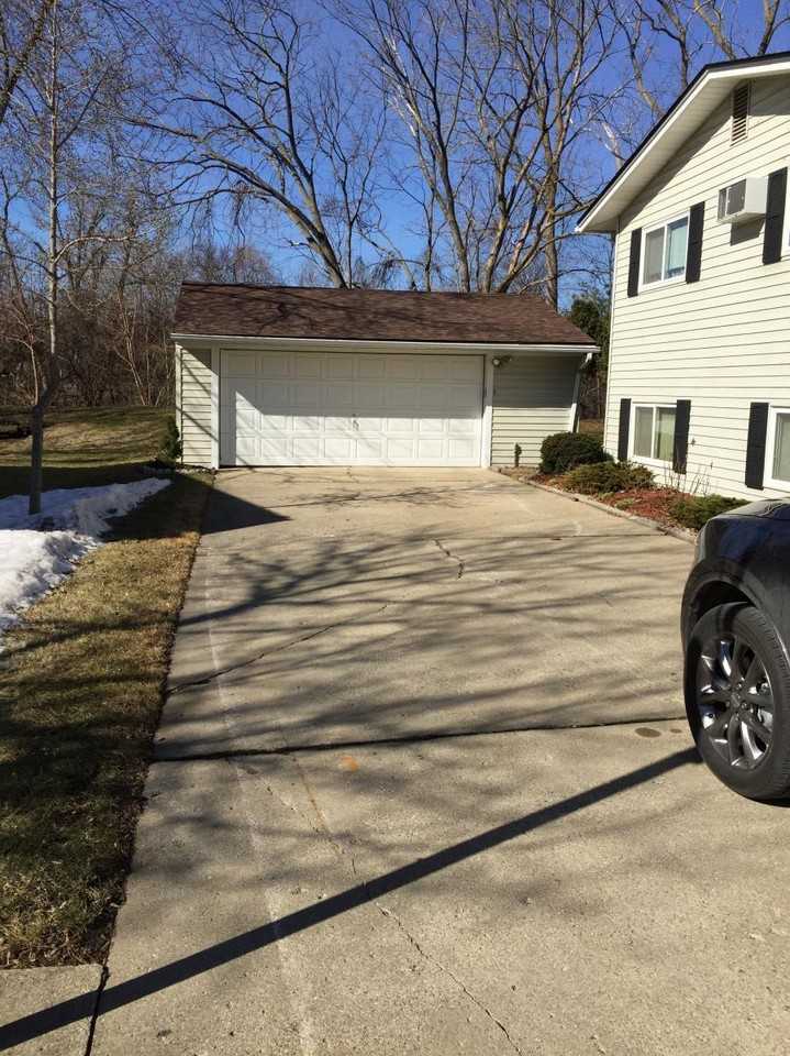 1706 Tudor Dr - Photo 3 of 10