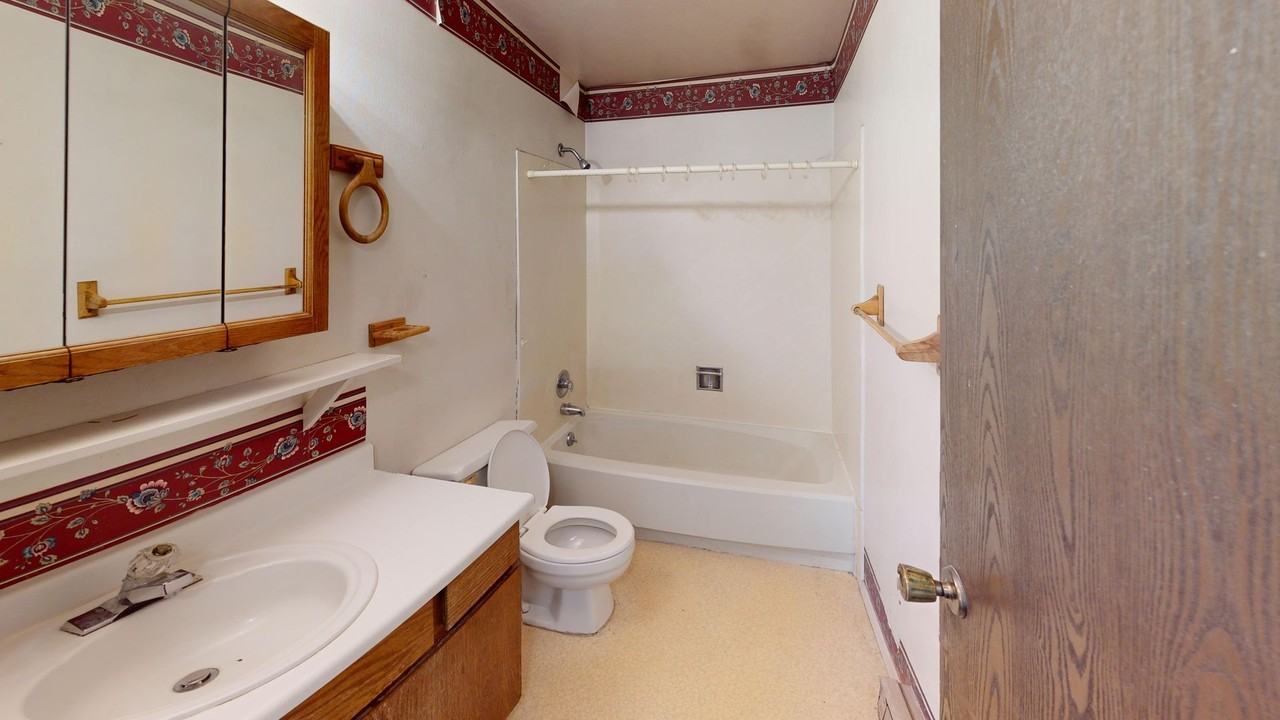 451 Loveridge Dr - Photo 3 of 32