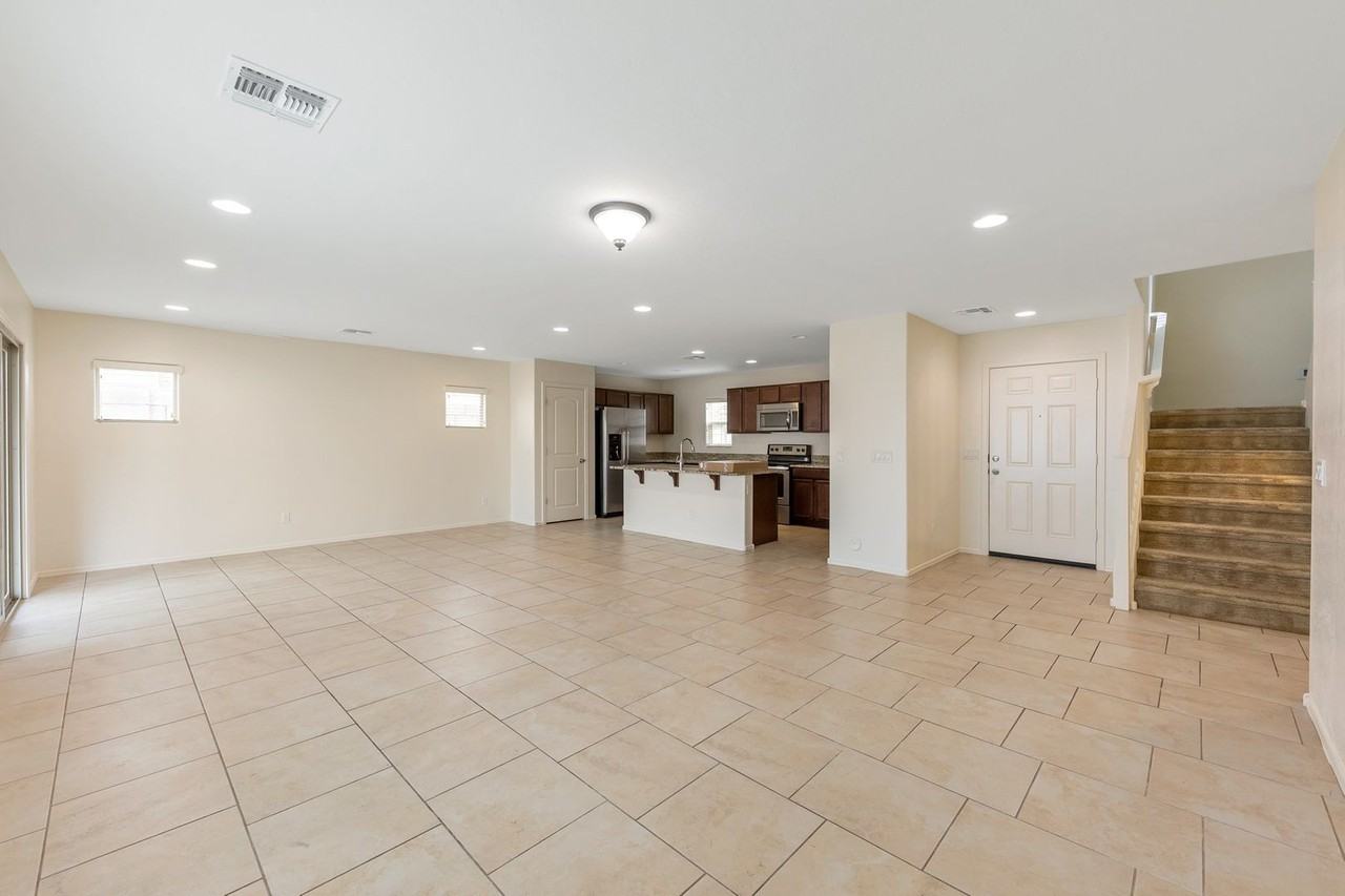 860 S Pheasant Dr - Photo 4 of 32