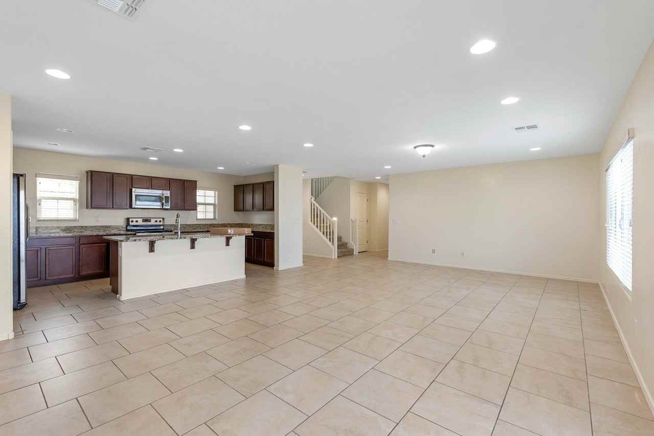 860 S Pheasant Dr - Photo 5 of 32