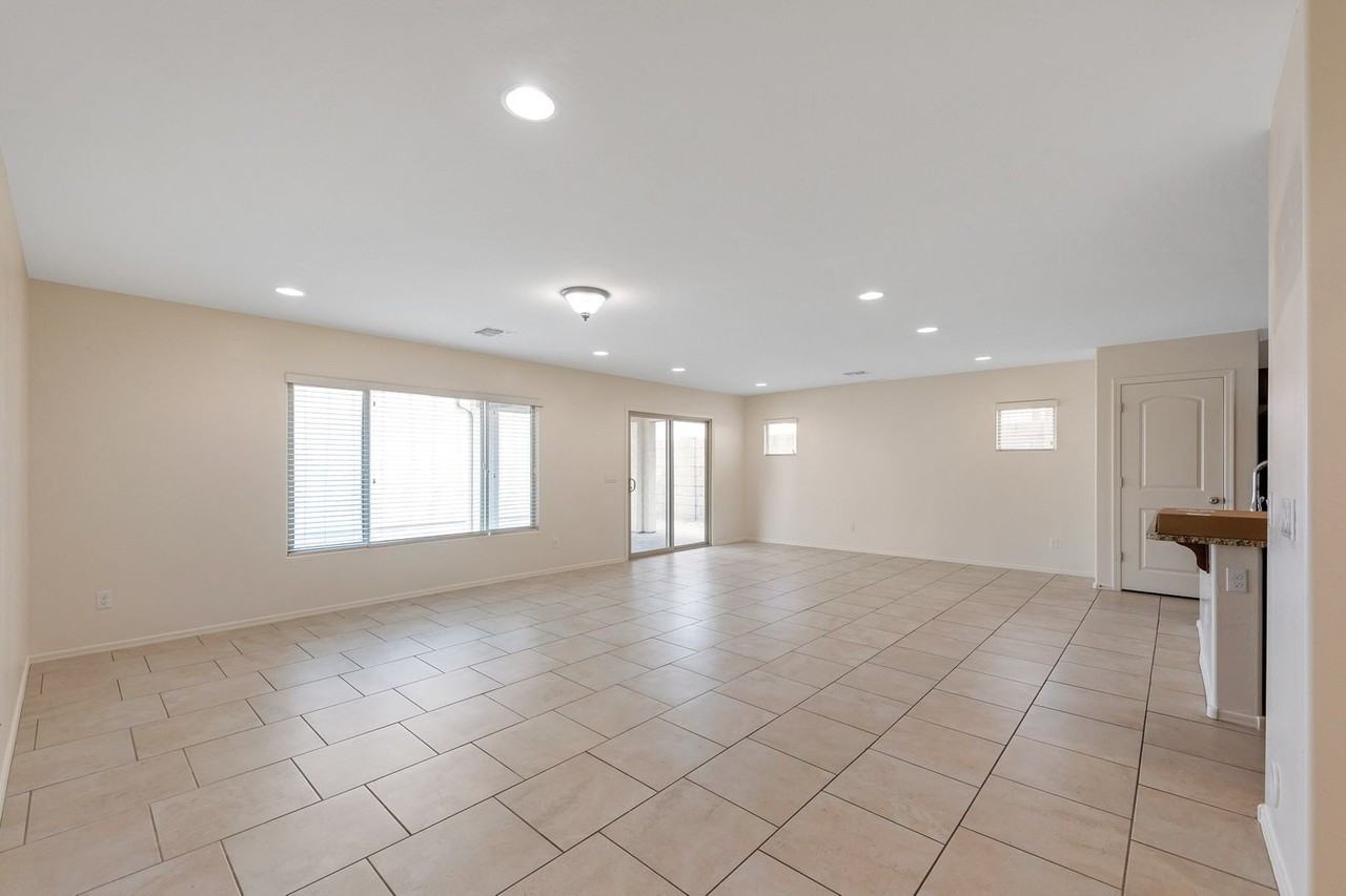 860 S Pheasant Dr - Photo 6 of 32