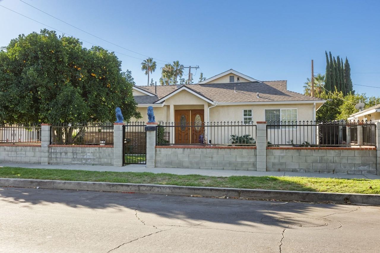 15424 Mayall St - Photo 2 of 47