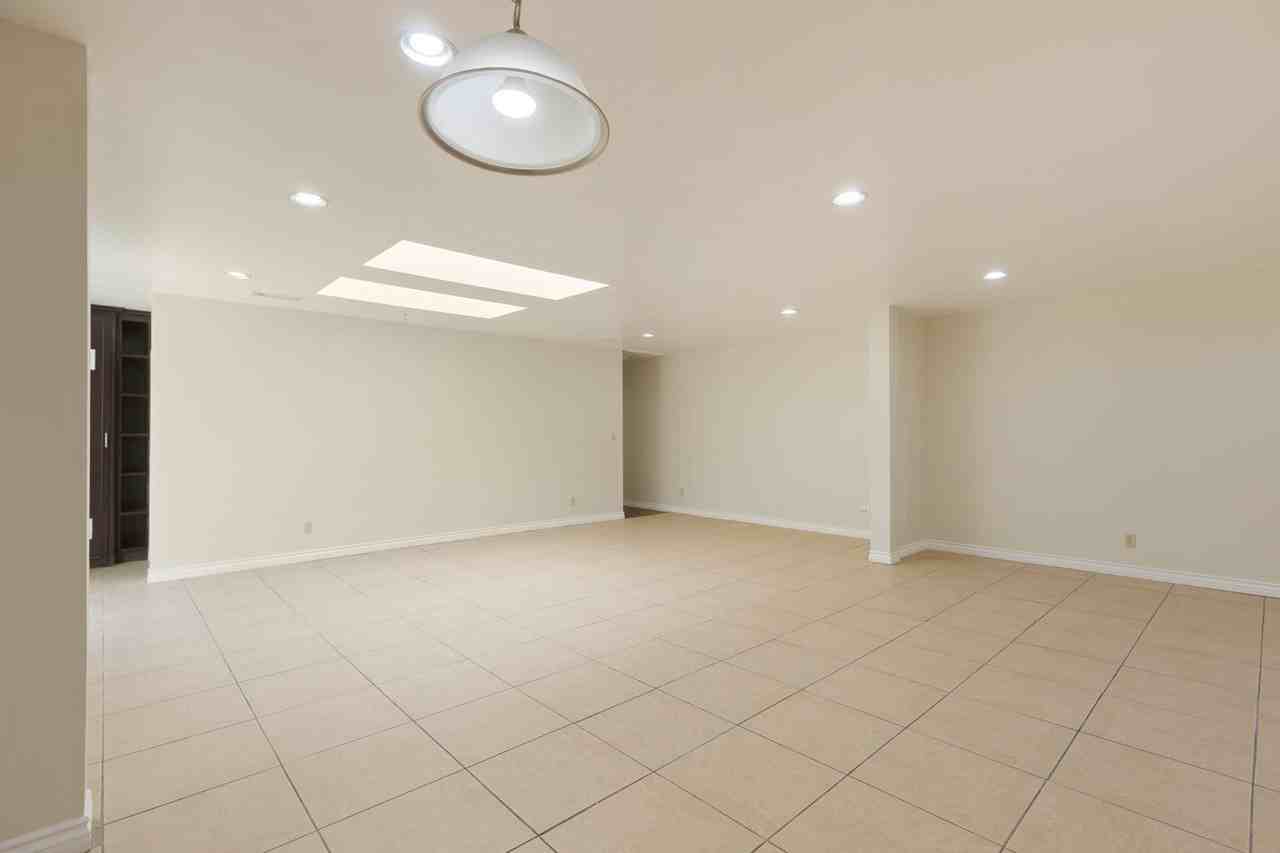 15424 Mayall St - Photo 6 of 47