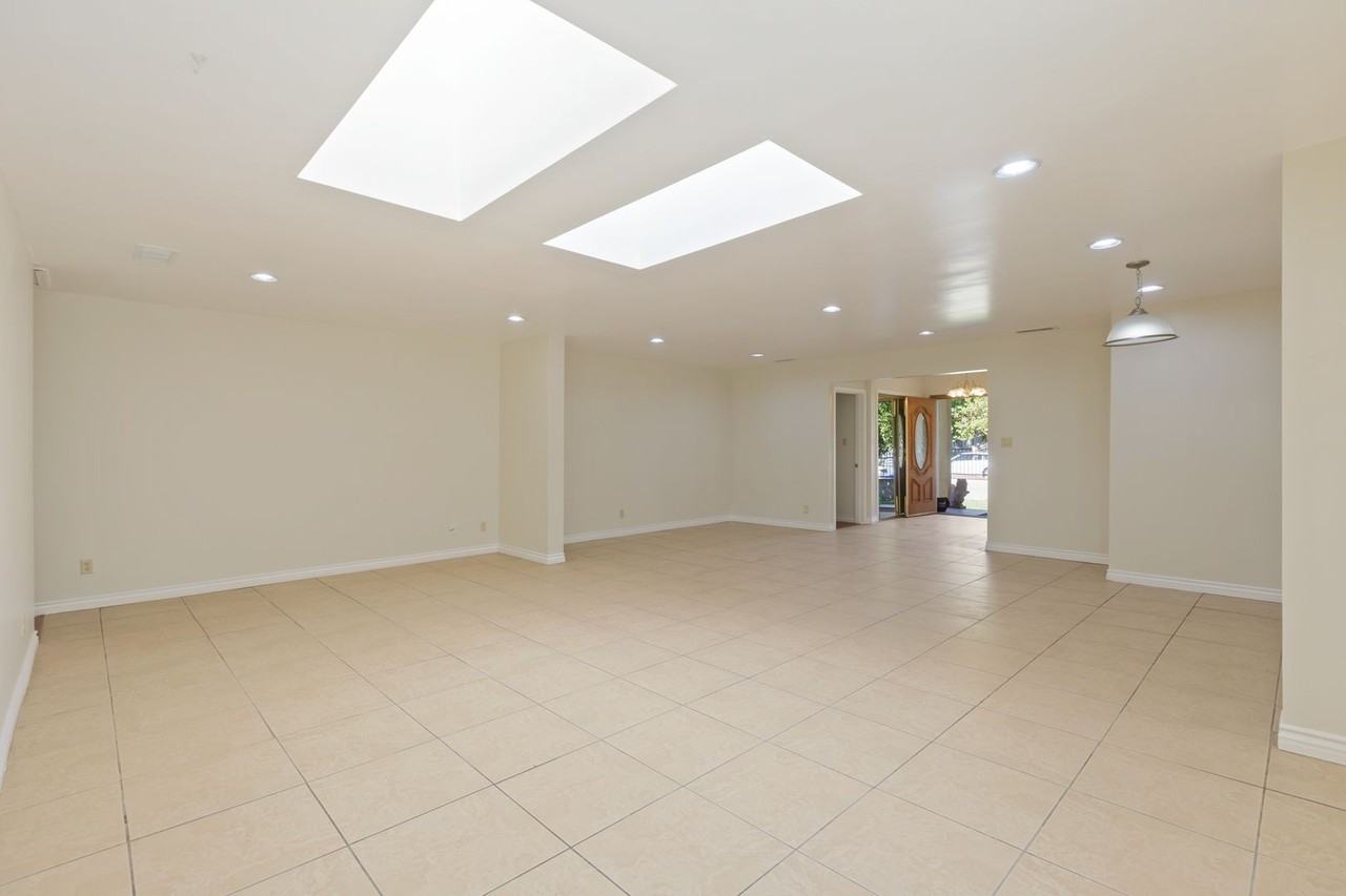 15424 Mayall St - Photo 7 of 47