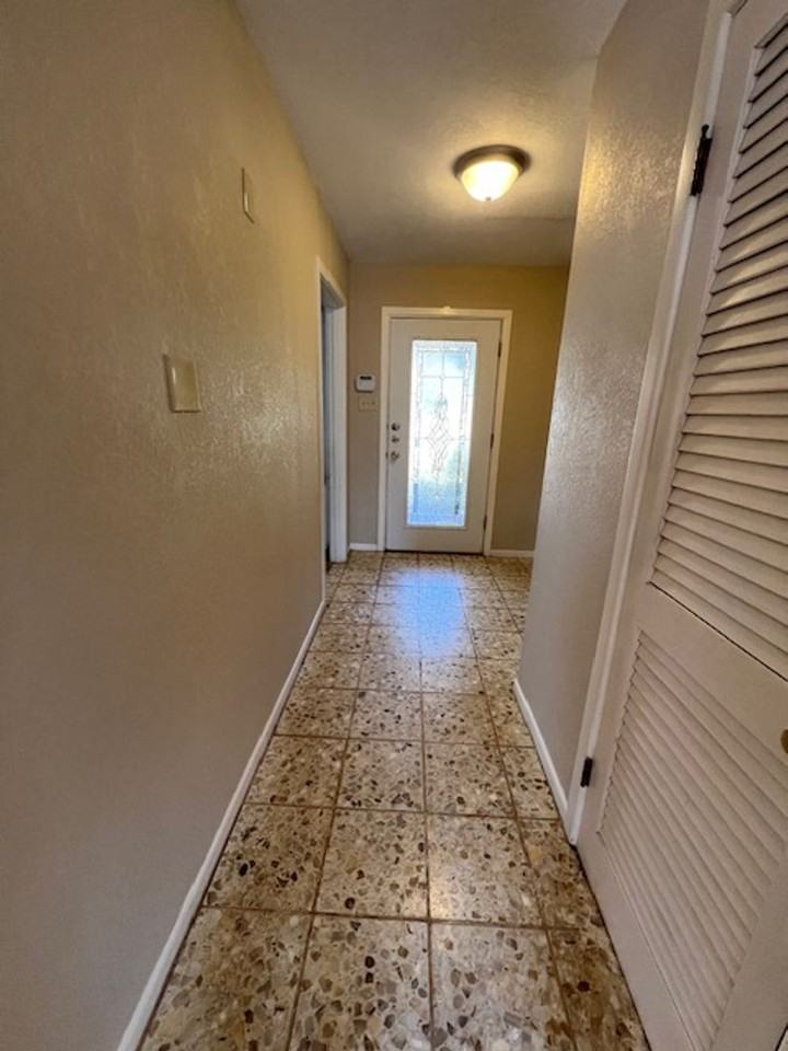 2301 River Oaks Cir - Photo 2 of 21