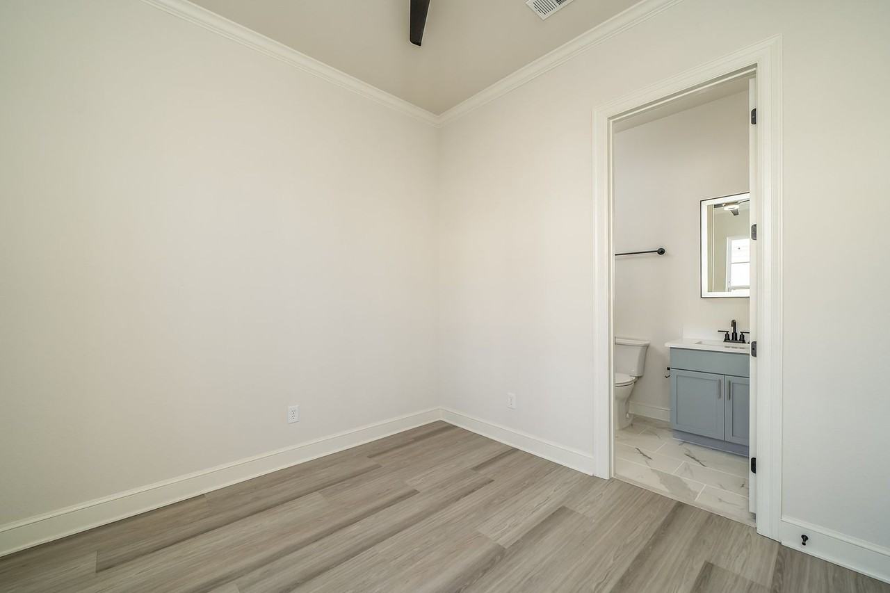 552 W Erwin St - Photo 5 of 25