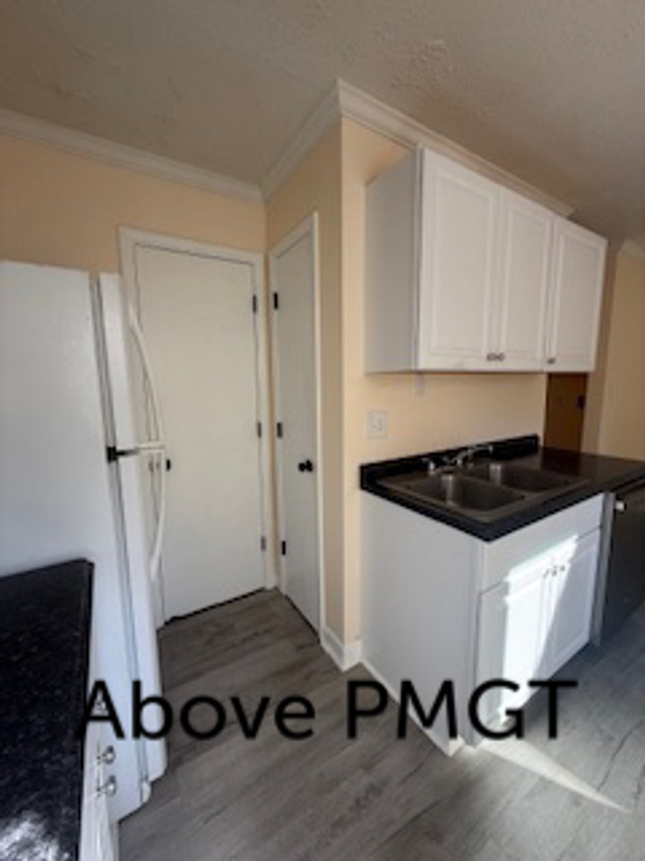 323 East Blackstock Road - Photo 4 of 24