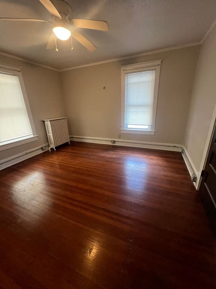 810 W Edwards St - Photo 2 of 8