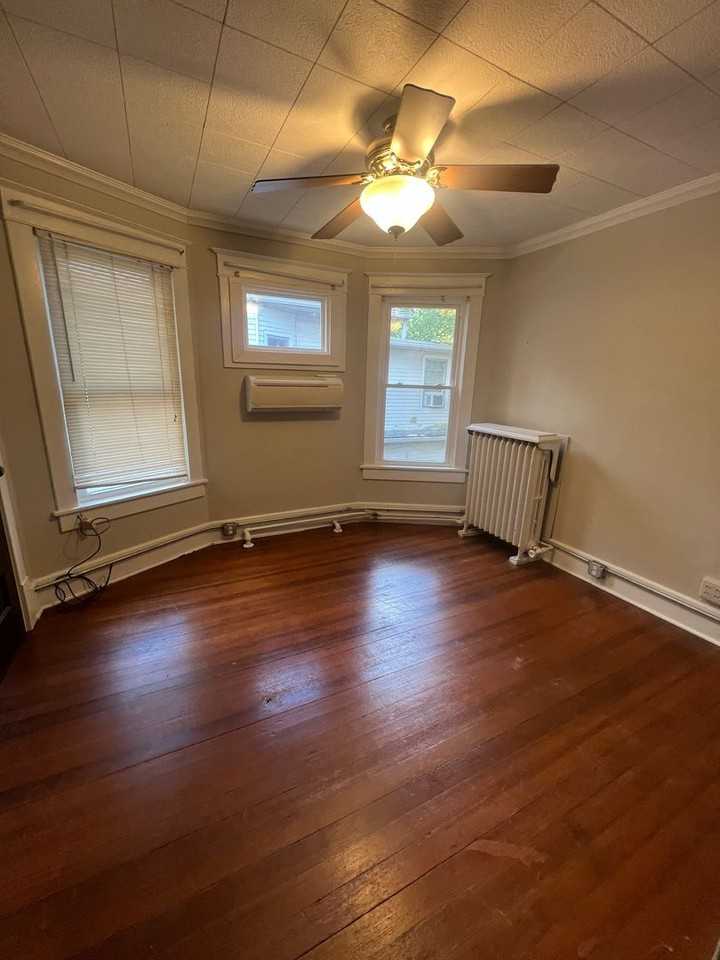 810 W Edwards St - Photo 3 of 8