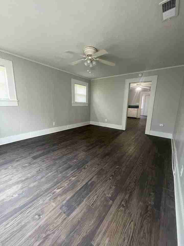 501 Rockdale Dr - Photo 2 of 17