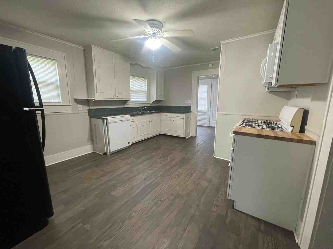 501 Rockdale Dr - Photo 3 of 17