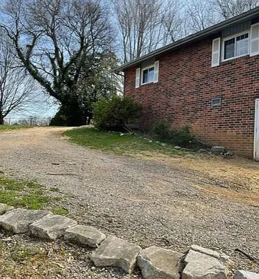 302 S Bertrand St - Photo 2 of 10