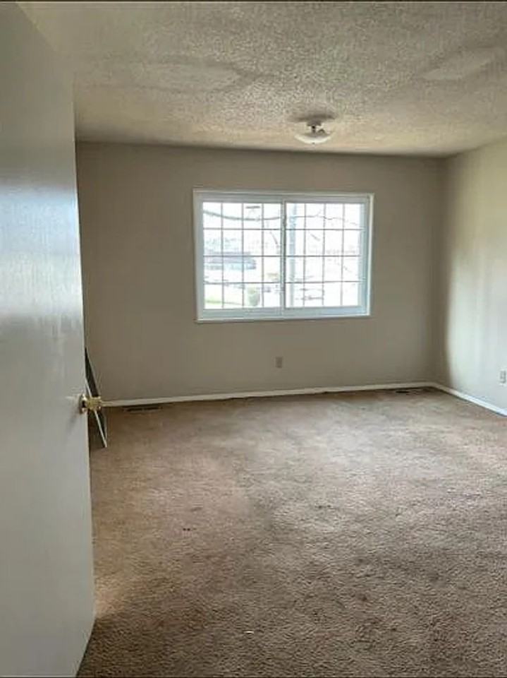 302 S Bertrand St - Photo 6 of 10