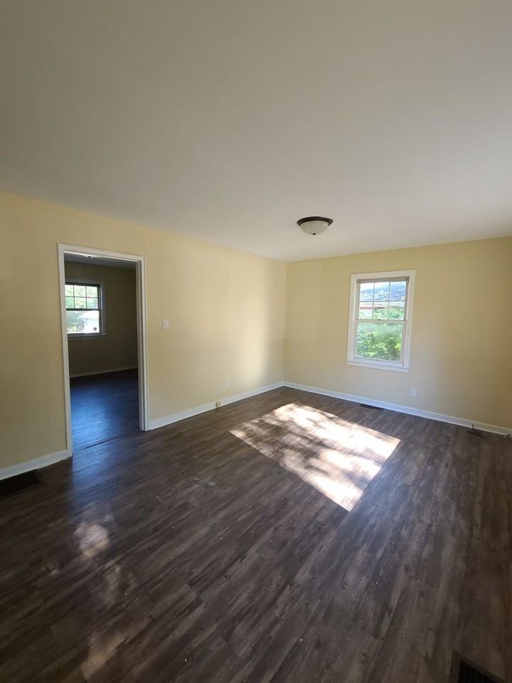 210 Brookwood Dr - Photo 2 of 8