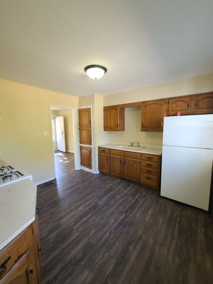 210 Brookwood Dr - Photo 3 of 8