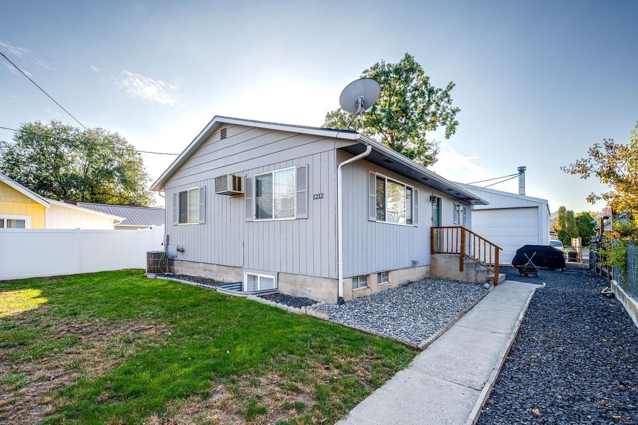 1212 N St - Photo 3 of 36