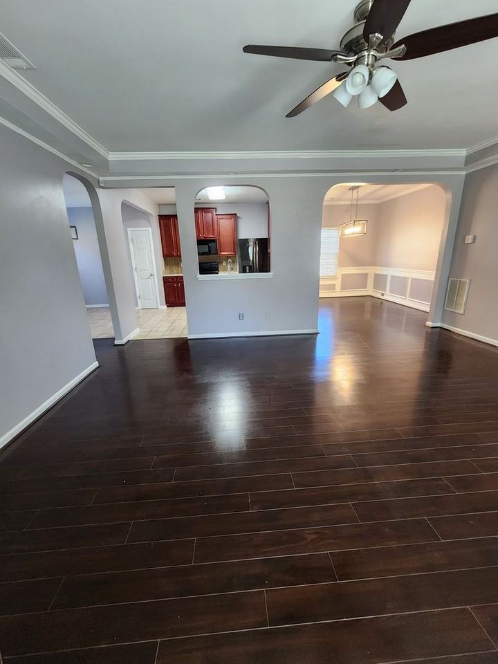 1401 Adie St - Photo 5 of 32