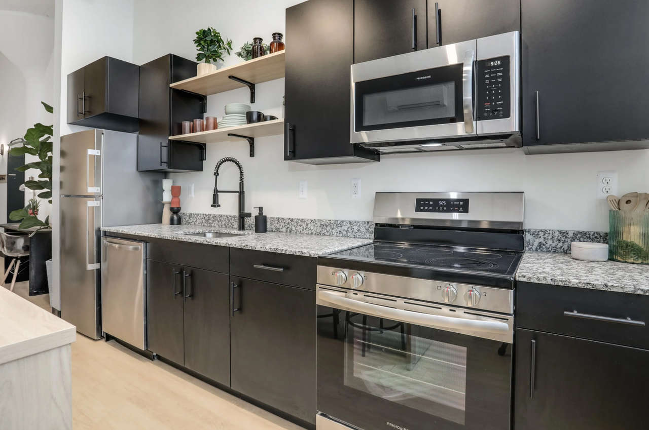 411 Piquette Ave - Photo 3 of 12