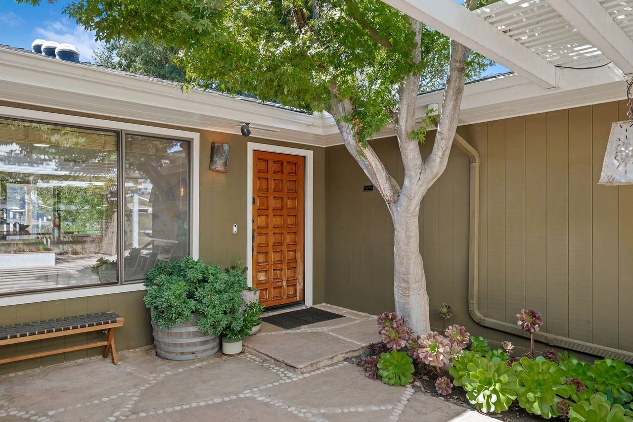 137 3rd St - Photo 3 of 27