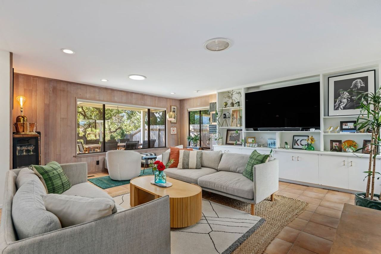 137 3rd St - Photo 4 of 27