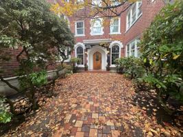 featured image of 411 Boylston Ave E