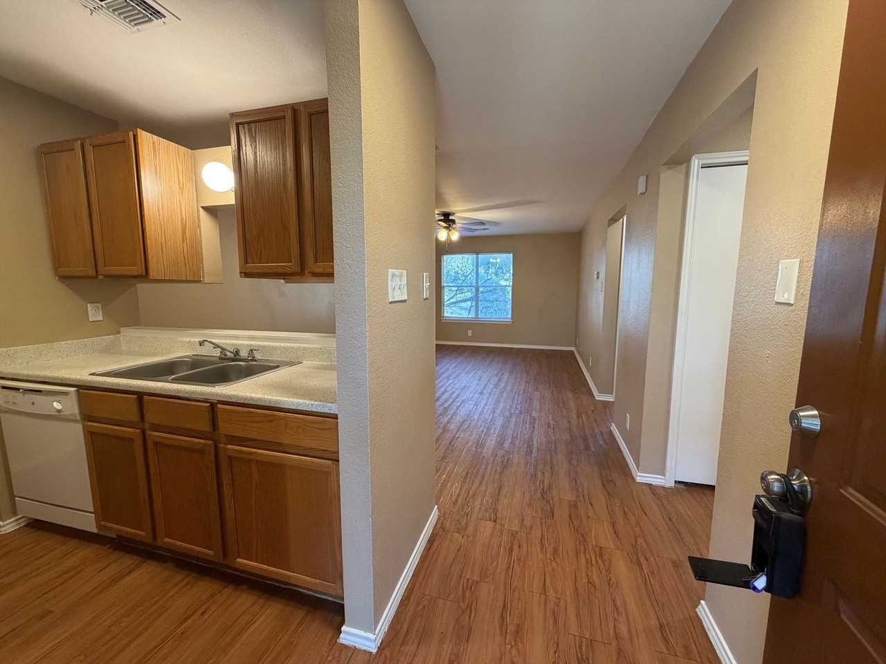 538 Dukeway #D - Photo 3 of 14