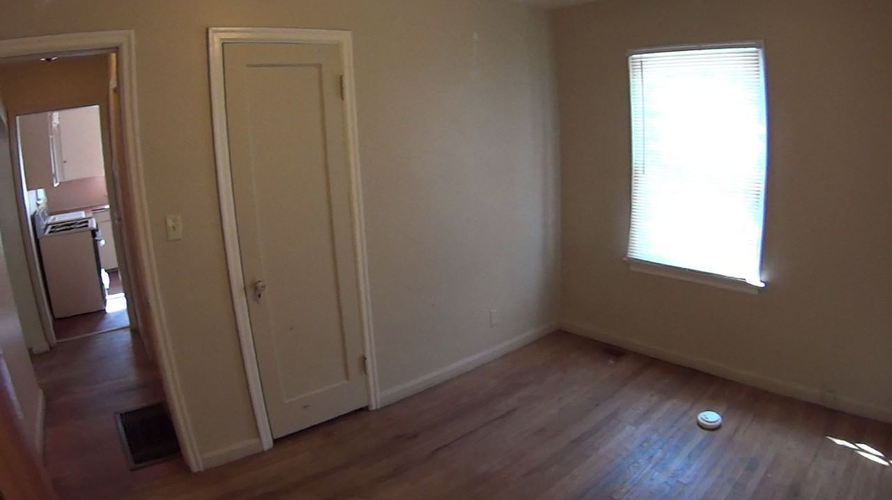 323 34th St - Photo 4 of 8