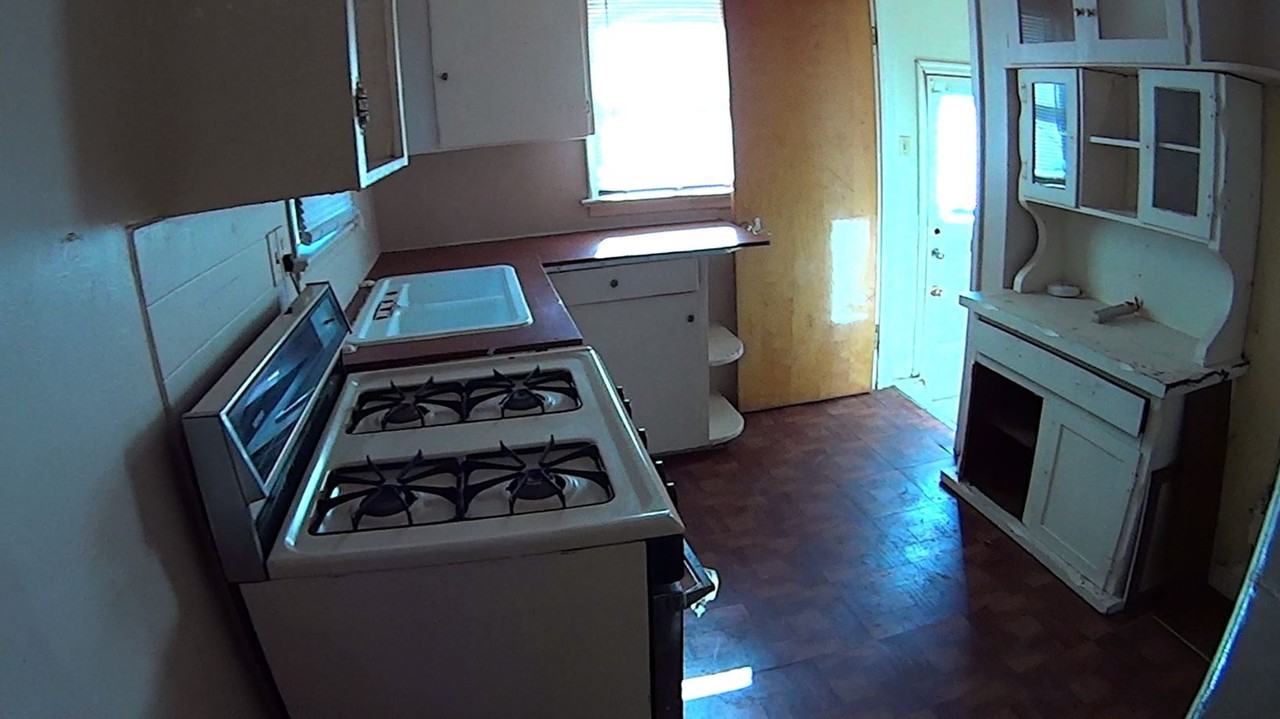 323 34th St - Photo 6 of 8