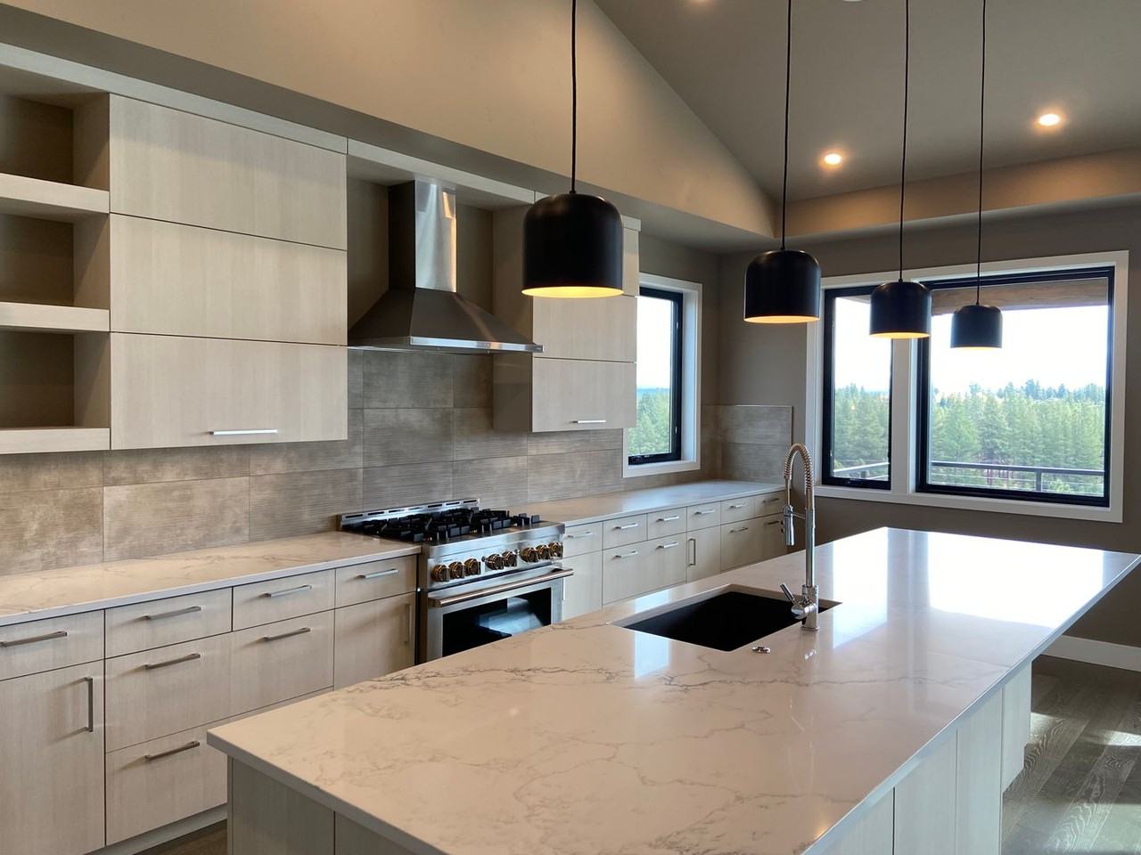 19131 Gateway Loop - Photo 2 of 12