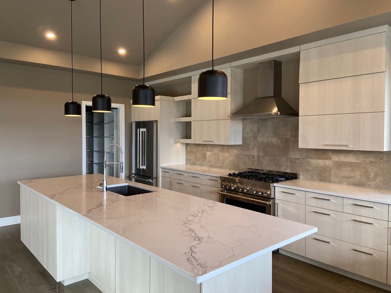 19131 Gateway Loop - Photo 3 of 12