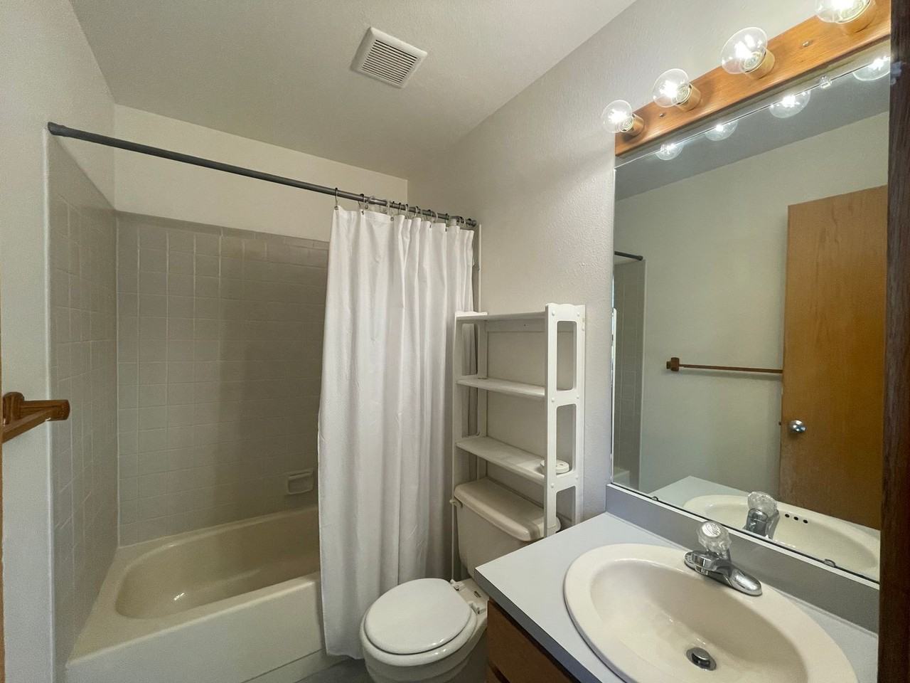 2711 Mapleton Ave #3 - Photo 4 of 22